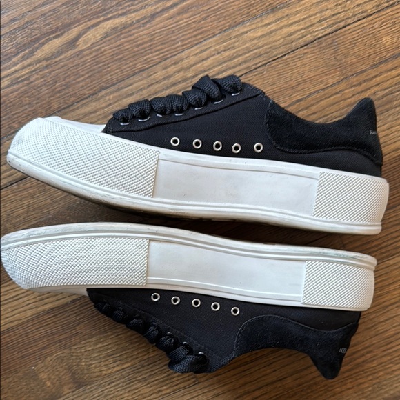Alexander McQueen Men\'s Black and White Sneakers